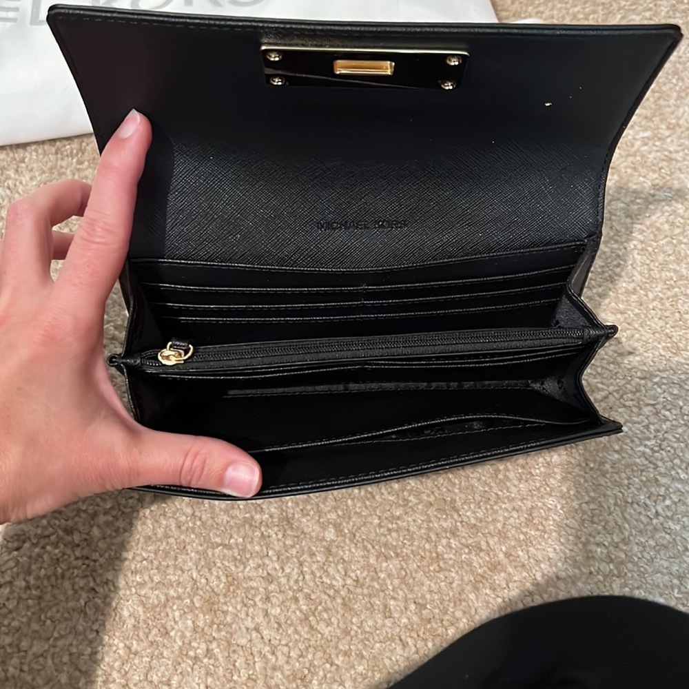 EUC Michael Kors large Selma satchel with matching wallet. - Picture 5 of 16